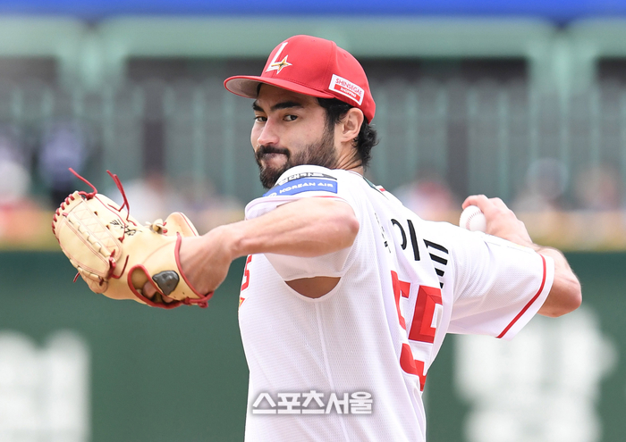 SSG 화이트가 9일 인천 SSG랜더스필드에서 열린 2025 KBO리그 삼성과 준플레이오프 1차전에 선발 등판해 힘차게 공을 던지고 있다. 문학 | 박진업 기자 upandup@sportsseoul.com