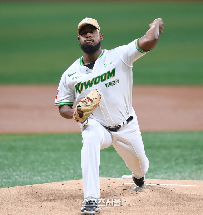 키움 메르세데스가 27일 서울 고척스카이돔에서 열린 2025 KBO리그 한화와 경기에서 역투하고 있다. 고척 | 최승섭 기자 thunder@sportsseoul.com