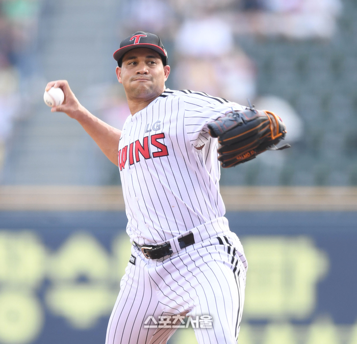 LG 선발투수 치리노스가 29일 서울 잠실구장에서 열린 2025 KBO리그 KT와 경기에서 역투하고 있다. 잠실 | 최승섭기자 thunder@sportsseoul.com