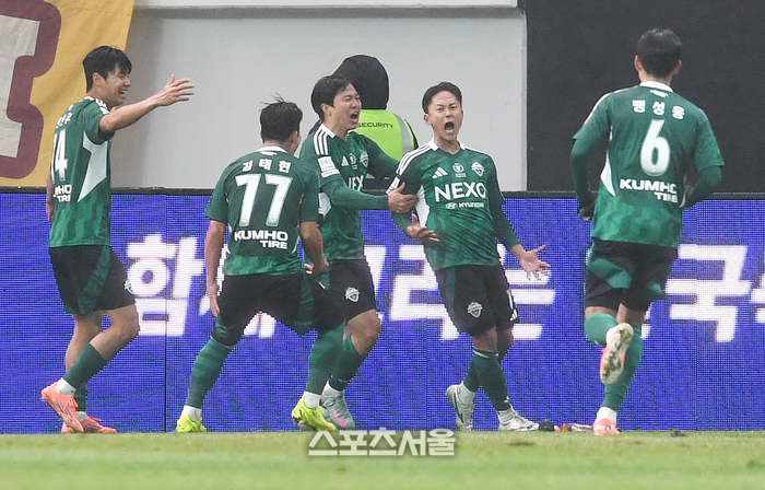 전북 현대 이승우(오른쪽 둘째)가 6일 서울월드컵경기장에서 열린 2025 하나은행 코리아컵 광주FC와의 결승전에서 연장 전반 결승골을 넣은 뒤 동료들과 함께 기뻐하고 있다. 박진업 기자 upandup@sporttsseoul.com