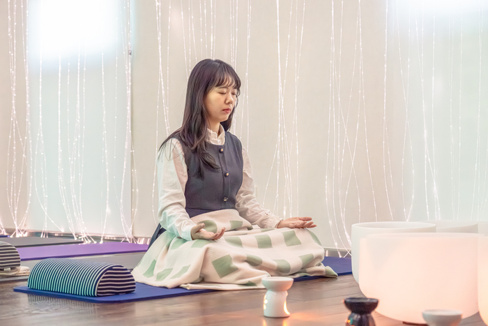 WE호텔 제주 마인드 룸에서 진행되는 크리스탈 싱잉볼 테라피 중 명상하는 모습. 사진 | 김정흠