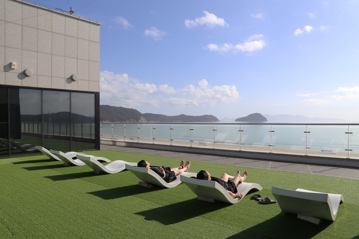 완도해양치유센터에서 이용객들이 야외에서 일광욕을 즐기고 있는 모습. 사진 | 완도해양치유센터