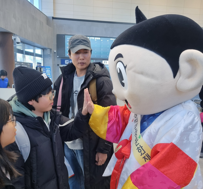 삼척관광문화재단, 삼척시와 동해선 개통 1주년 및 KTX-이음 첫 열차 이용객 환영행사 공동 개최