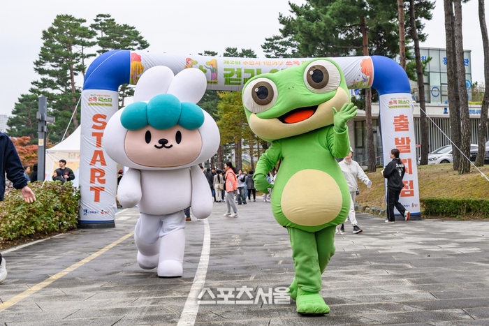 지난 10월 광교호수공원에서 1인가구 쏘옥 페스타가 열린 가운데 수원이(수원청개구리)가 걷기대회에 참여하고 있다. 제공=수원시