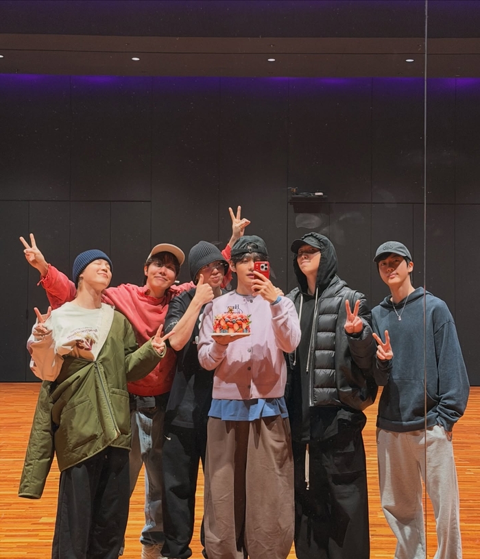 “내년엔 아미와 함께”… 서른 번째 생일 맞은 BTS 뷔의 감동 약속