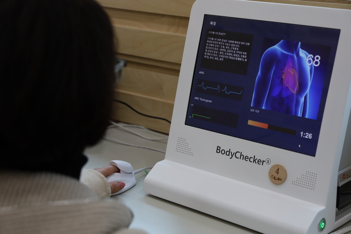 심장박동의 미세한 변화와 맥파를 정밀 분석하는 건강측정 시스템을 통해 자신의 신체 상태를 점검한다. 사진 | 양평헬스투어