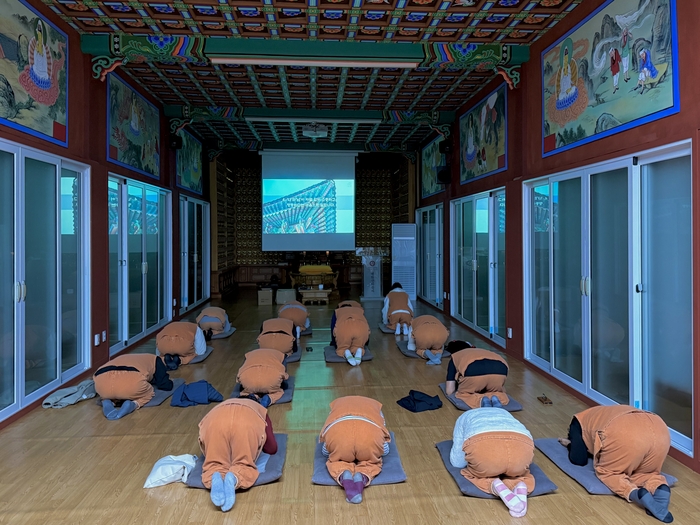 공주 마곡사 108배 프로그램. 사진 | 마곡사