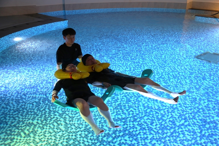 물속에서 편안하게 떠 있으면서 심신을 이완하고 내면의 평화를 찾는 명상풀 프로그램. 사진 | 완도해양치유센터