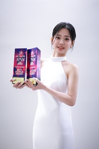 정수빈, 국내 4개 시상식서 수상 쾌거…연말까지 트로피 행진