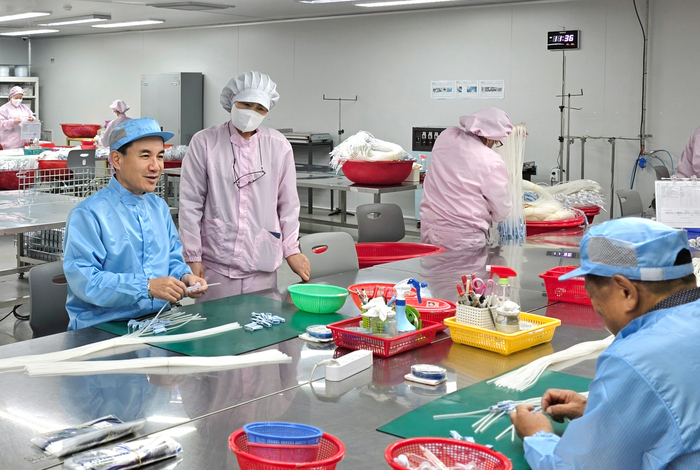 김진태 강원특별자치도지사는 12월 30일(화) 원주 기업도시 내 의료기기 생산공장(인성메디칼, 대표 손인금)에서 현장 체험을 하며 직원들과 대화를 나누고 있다. 사진|강원특별자치도청