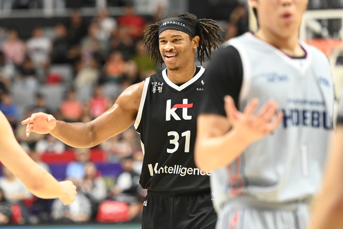 힉스가 웃어 보이고 있다. 사진 | KBL