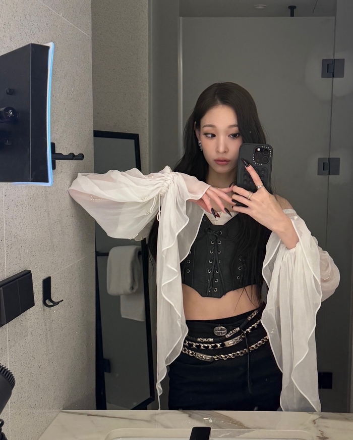 올데이 프로젝트 애니, 힙하고 고혹적인 거울 셀카