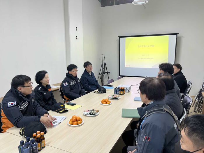 오승훈 강원특별자치도 소방본부장이 30일 겨울철 화재예방대책을 위해 춘천시 관내 대형 공사장을 대상으로 화재 예방 강화를 위한 현장점검을 하고 있다. 사진|강원특별자치도 소방본부