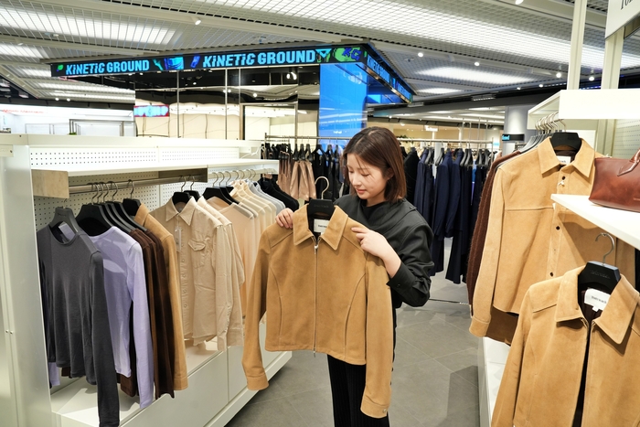 서울 중구 소공동 롯데백화점 본점 9층 키네틱그라운드에서 진행하는 ‘토니웩(TONYWACK)’ 팝업스토어에서 모델이 상품을 구경하고 있다. 사진ㅣ롯데백화점
