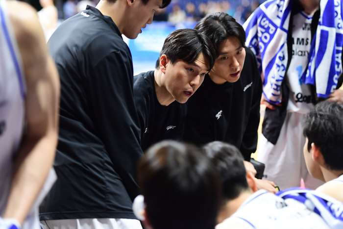 “생각 말고 그냥 농구를 해라”→‘4연패’ 위기의 삼성, 김효범 감독이 선수들에게 전한 메시지는? [SS수원in]