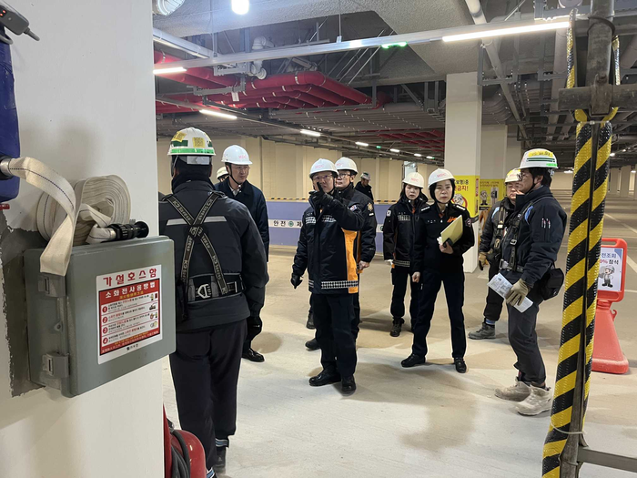 오승훈 강원특별자치도 소방본부장이 30일 겨울철 화재예방대책을 위해 춘천시 관내 대형 공사장을 대상으로 화재 예방 강화를 위한 현장점검을 하고 있다. 사진|강원특별자치도 소방본부