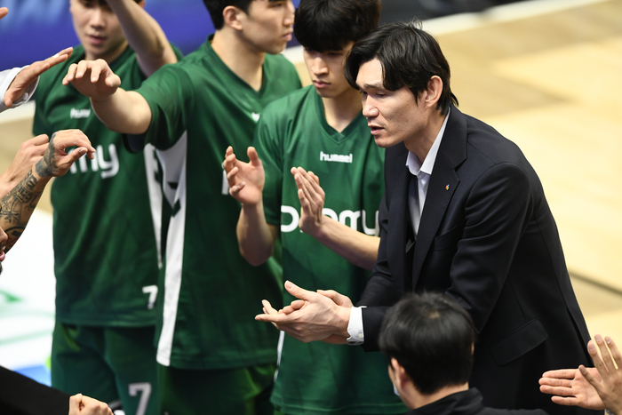 김주성 감독이 선수들에게 작전 지시를 내리고 있다. 사진 | KBL