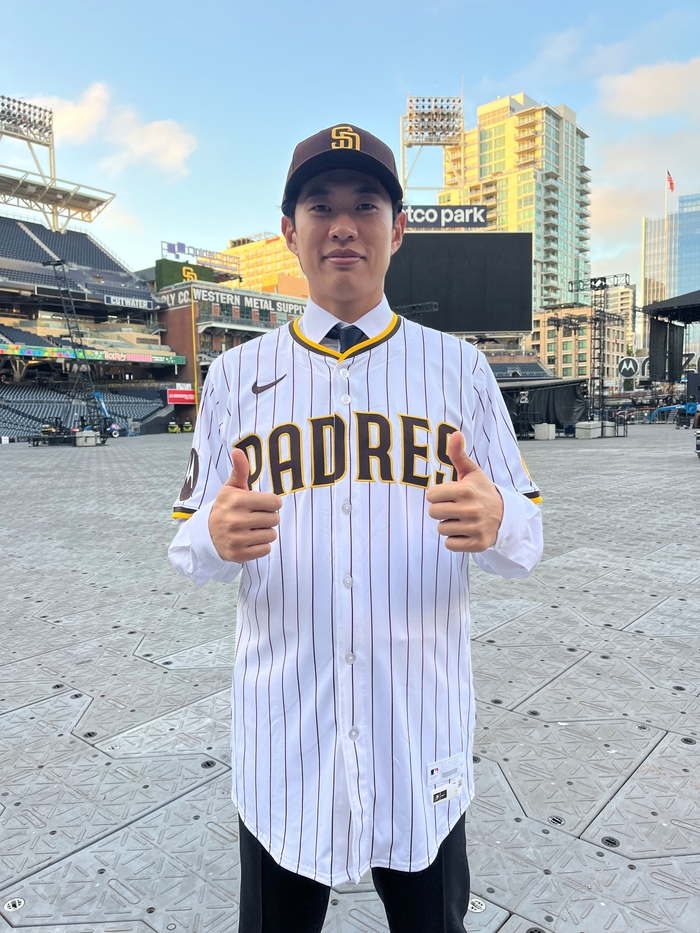 난 외야 넌 내야? SD, 日 248홈런 거포에 관심 있어요? “송성문, 유일한 해외 스타 NO” [SS시선집중]