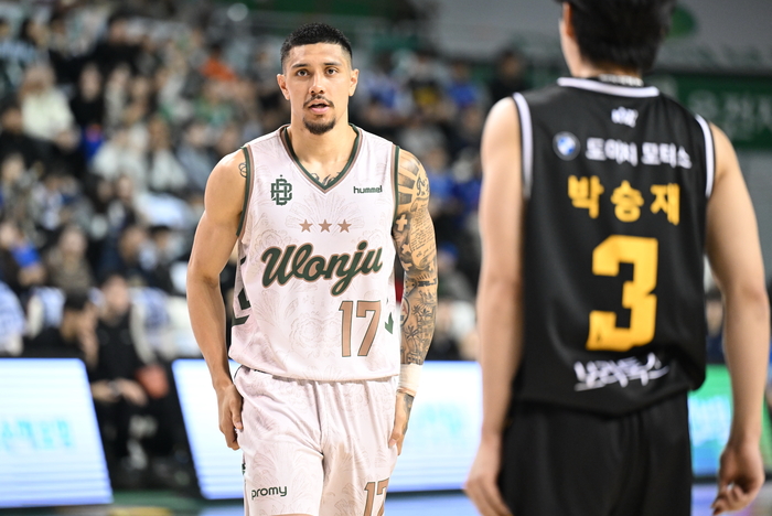 DB 알바노가 28일 원주DB프로미아레나에서 열린 2025~26 LG전자 프로농구 3라운드 삼성전에 임하고 있다. 사진 | KBL