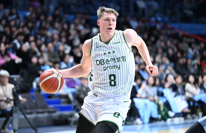 DB 엘런슨이 고양소노아레나에서 열린 2025~2026 LG전자 프로농구 3라운드 소노전에서 돌파를 시도하고 있다. 사진 | KBL