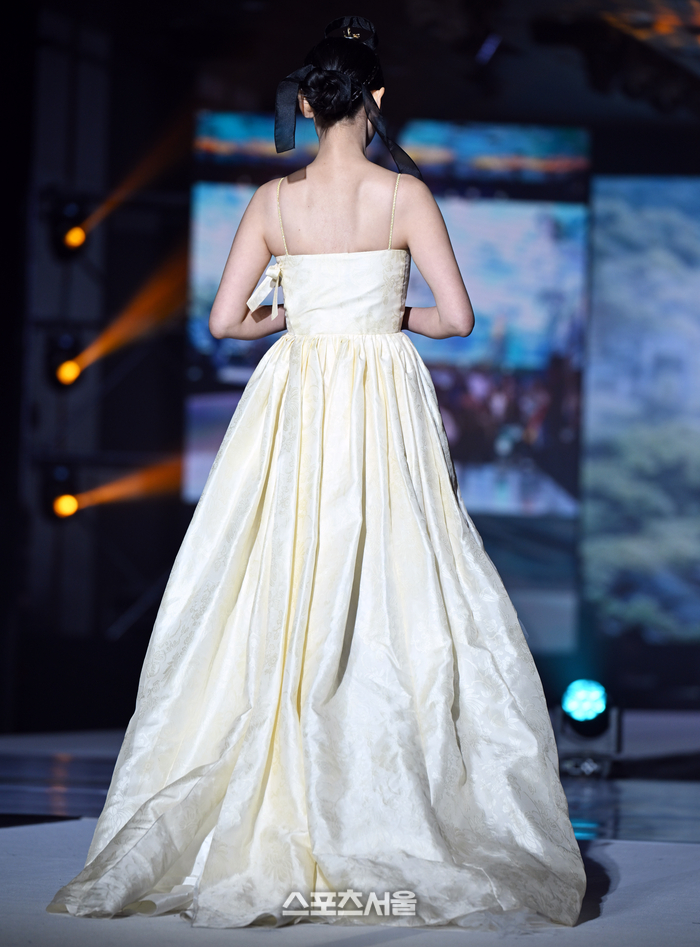 한 모델이 김예진한복 패션쇼를 소화하고 있다. 이주상기자 rainbow@sportsseoul.com