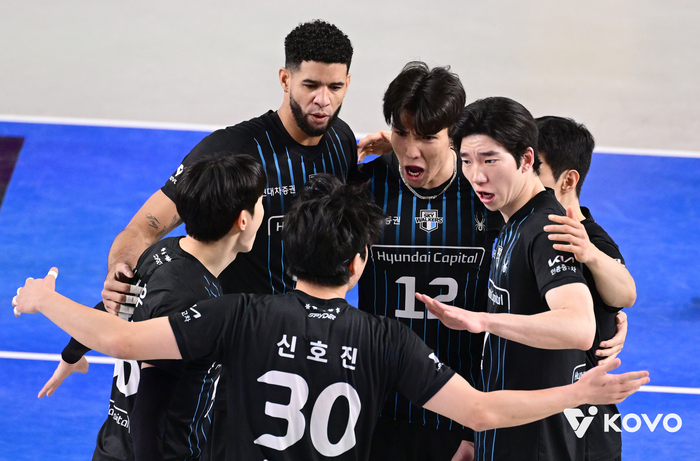 블로킹·서브 득점 10개…‘레오 29득점’ 현대캐피탈, 하현용 대행 체제 KB손해보험 제압