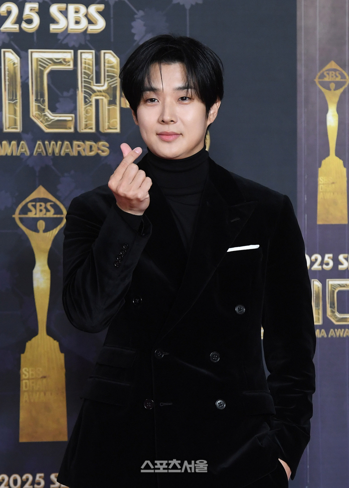 [포토]최우식, 하트 받아 주세요!