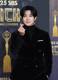 [포토]최우식, 하트 받아 주세요!