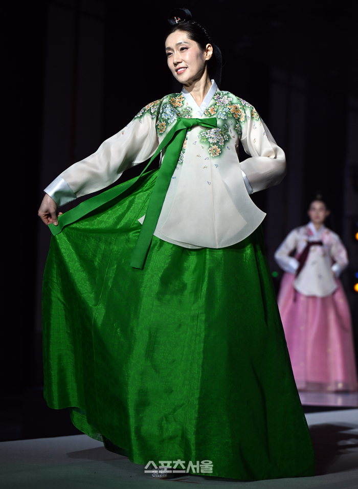 한 모델이 김예진한복 패션쇼를 소화하고 있다. 이주상기자 rainbow@sportsseoul.com