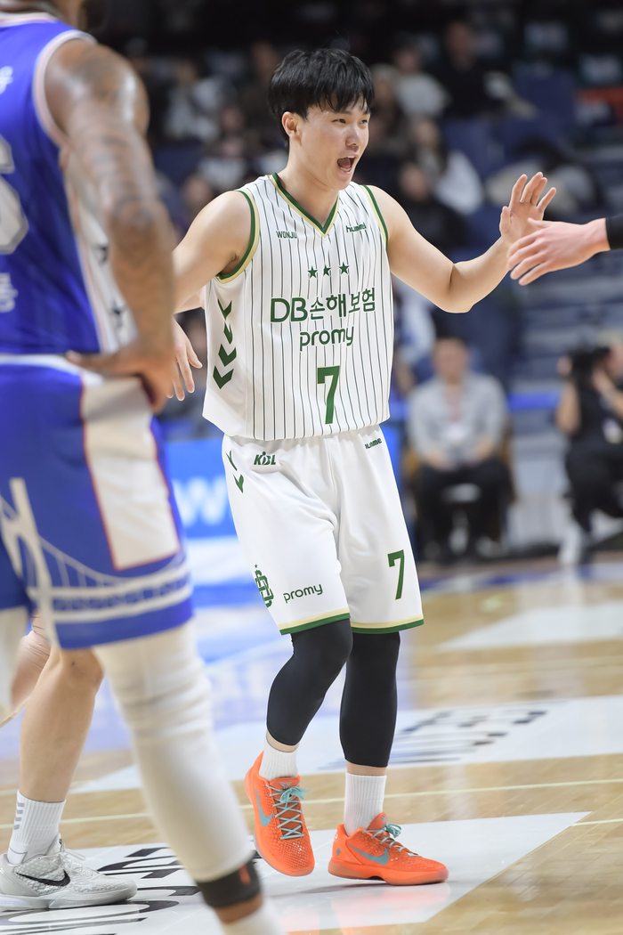 DB 이용우가 31일 부산 사직체육관에서 열린 2025~2026 LG전자 프로농구 3라운드 KCC전에서 동료들과 하이파이브를 하고 있다. 사진 | KBL