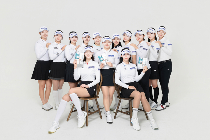 메디힐 골프단 선수들이 제품을 얼굴에 부착한채 포즈를 취하고 있다. 사진 | 메디힐 골프단