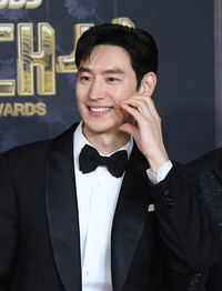 [포토]훈훈한 미소로 볼하트 만드는 이제훈