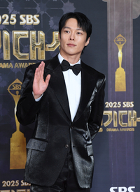 [포토]손인사 건네는 장기용