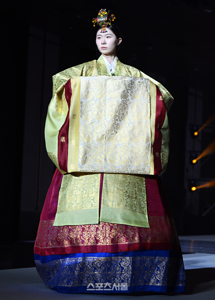 한 모델이 김예진한복 패션쇼를 소화하고 있다. 이주상기자 rainbow@sportsseoul.com