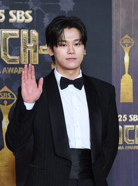 [포토]손인사 건네는 차우민