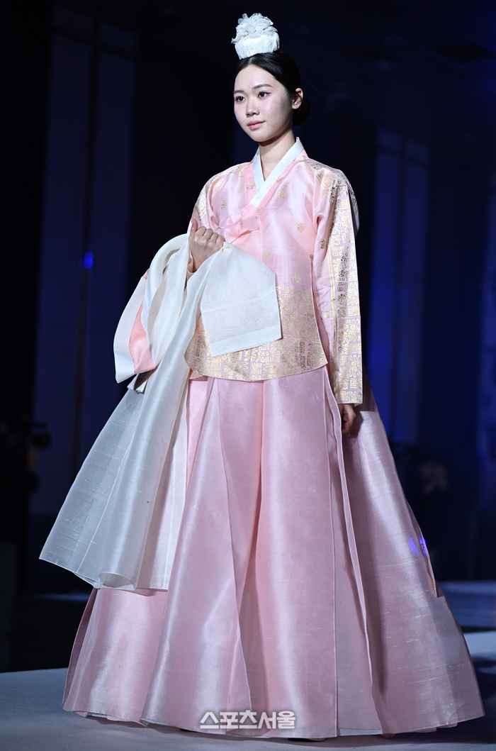 한 모델이 김예진한복 패션쇼를 소화하고 있다. 이주상기자 rainbow@sportsseoul.com