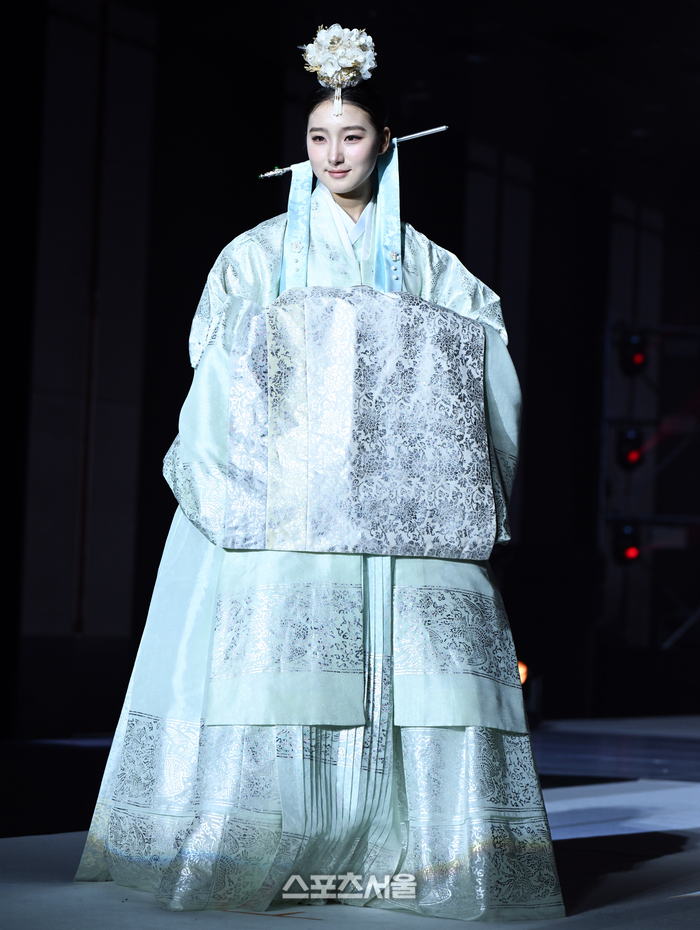 한 모델이 김예진한복 패션쇼를 소화하고 있다. 이주상기자 rainbow@sportsseoul.com