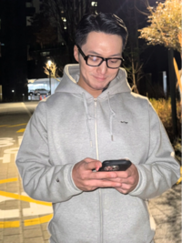 변요한, 누구에게 보내는 문자길래…미소 가득 얼굴 ‘눈길’