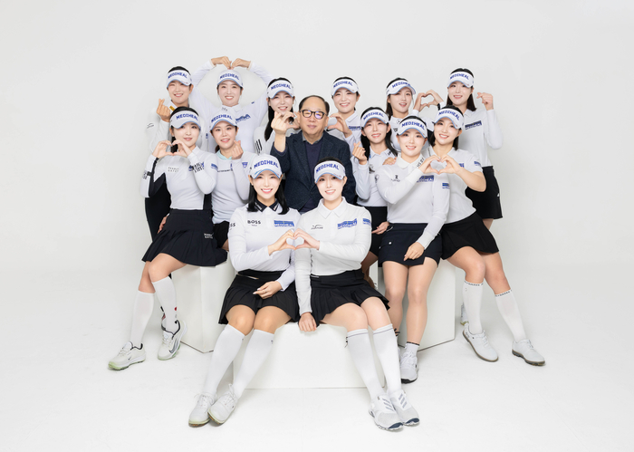 여자 골프선수들의 ‘워너비 팀’으로 꼽히는 메디힐 골프단 선수들이 권오섭 회장과 함께 포즈를 취하고 있다. 사진 | 메디힐 골프단