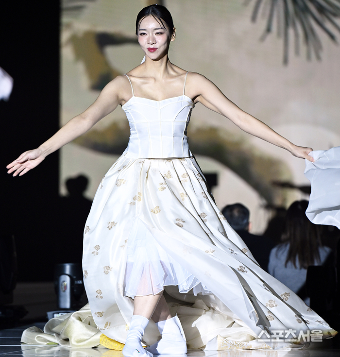 “유리관 속 한복, 세계 무대로”…김예진한복, 35년 전통의 글로벌 도약 선언!