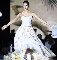 “유리관 속 한복, 세계 무대로”…김예진한복, 35년 전통의 글로벌 도약 선언!