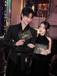 아이유X변우석, 시상식 압도한 눈부신 투샷…‘21세기 대군부부’ 미리보기!