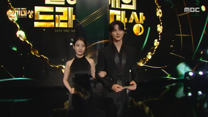 아이유·변우석, MBC 연기대상 다정한 등판... “오늘따라 더 예뻐” 설렘 케미