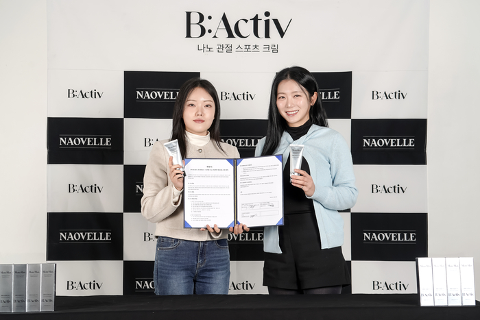 안소현(오른쪽)이 나오벨르 황지원 대표와 후원계약을 체결한 뒤 포즈를 취하고 있다. 사진 | 넥스트스포츠