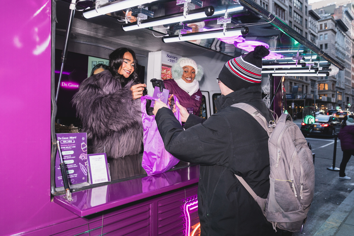 LG생활건강 ‘닥터그루트’ 미국 뉴욕 팝업 트럭 행사 중 인플루언서 ‘브렛맨 락(왼쪽)’이 닥터그루트 제품을 증정하고 있다. 사진ㅣLG생활건강