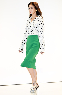 모델 김수인, 도트 블라우스×그린 스커트로 완성한 ‘세련된 단정함’ [이주상의 e파인더]