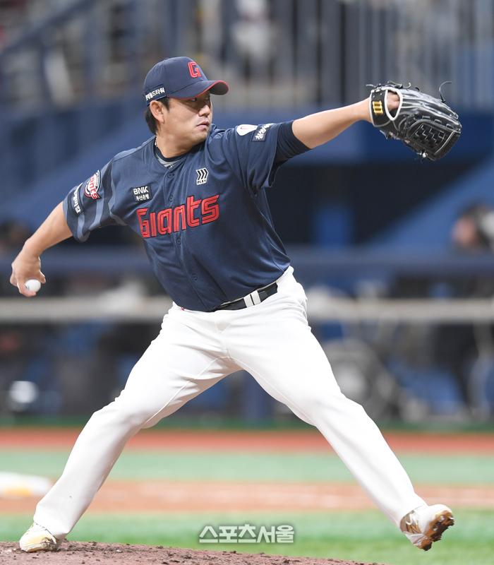 롯데 투수 김상수가 18일 서울 고척스카이돔에서 열린 2025 KBO리그 시범경기 키움과 경기 7회 역투하고 있다. 고척 | 최승섭 기자 thunder@sportsseoul.com