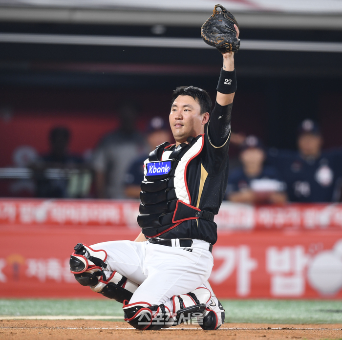 KT 포수 장성우가 9일 수원 KT위즈파크에서 열린 2025 KBO리그 두산과 경기 6회초 2사1,2루 상대 박준순 우전안타 때 홈에서 케이브를 태그아웃 시키고 환호하고 있다. 수원 | 최승섭 기자 thunder@sportsseoul.com