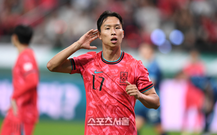 엄지성이 지난 10월 14일 서울월드컵경기장에서 열린 남자 축구 국가대표 평가전 파라과이와 경기에서 골을 넣은 후 환호하고 있다. 최승섭 기자 thunder@sportsseoul.com