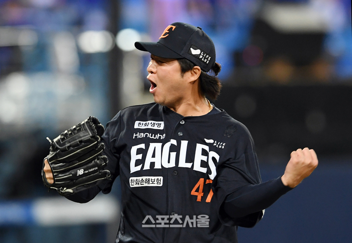 한화 김범수가 22일 대구 삼성라이온즈파크에서 열린 2025 KBO리그 삼성과 플레이오프 4차전 4회말 2사 2루 상황에서 삼성 박병호를 삼진으로 잡아낸 뒤 포효하고 있다. 대구 | 박진업 기자 upandup@sportsseoul.com